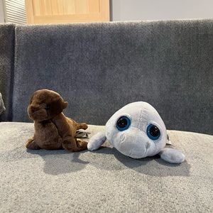 Two seal plush's